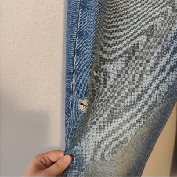 Abercrombie & Fitch High Rise Mom Jeans Distressed With Raw Hem - Picture 6 of 8